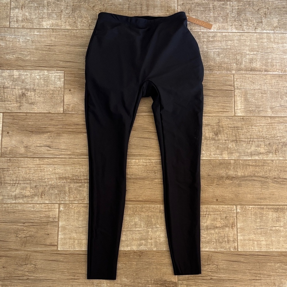 SKIMS Black Butt Lifting High-Rise Leggings- NWT- size M